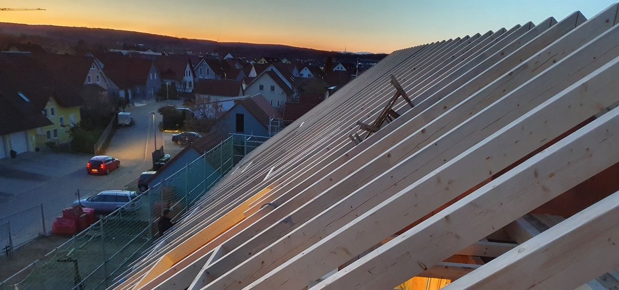 Frisch eingedecktes Ziegeldach mit Gaube